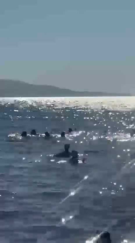 Denizde dubaların dışına &ccedil;ıkan baba ve iki kızı &ouml;l&uuml;m tehlikesi atlattı