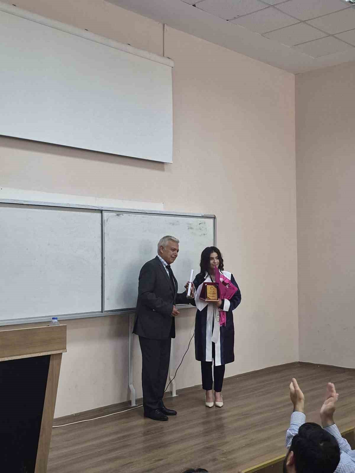 Iğdır Üniversitesi, Türk Dili ve Edebiyatı bölümü mezunlarını plaket ve belgelerle uğurladı