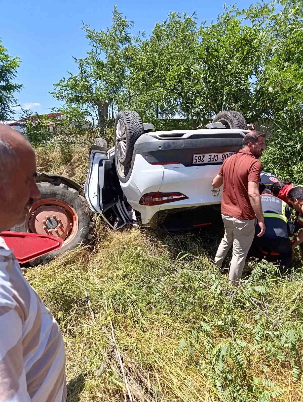 Park halindeki traktöre çarpan otomobil ters döndü: 1 yaralı