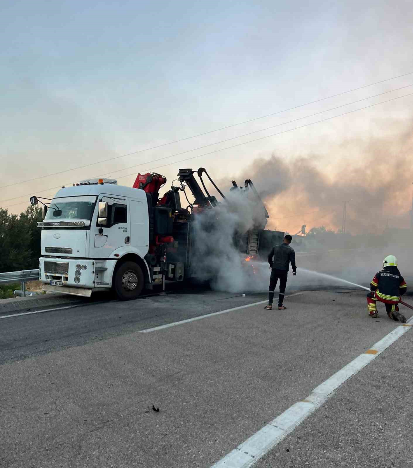 Mersin’de vinç ve park halindeki minibüs yandı