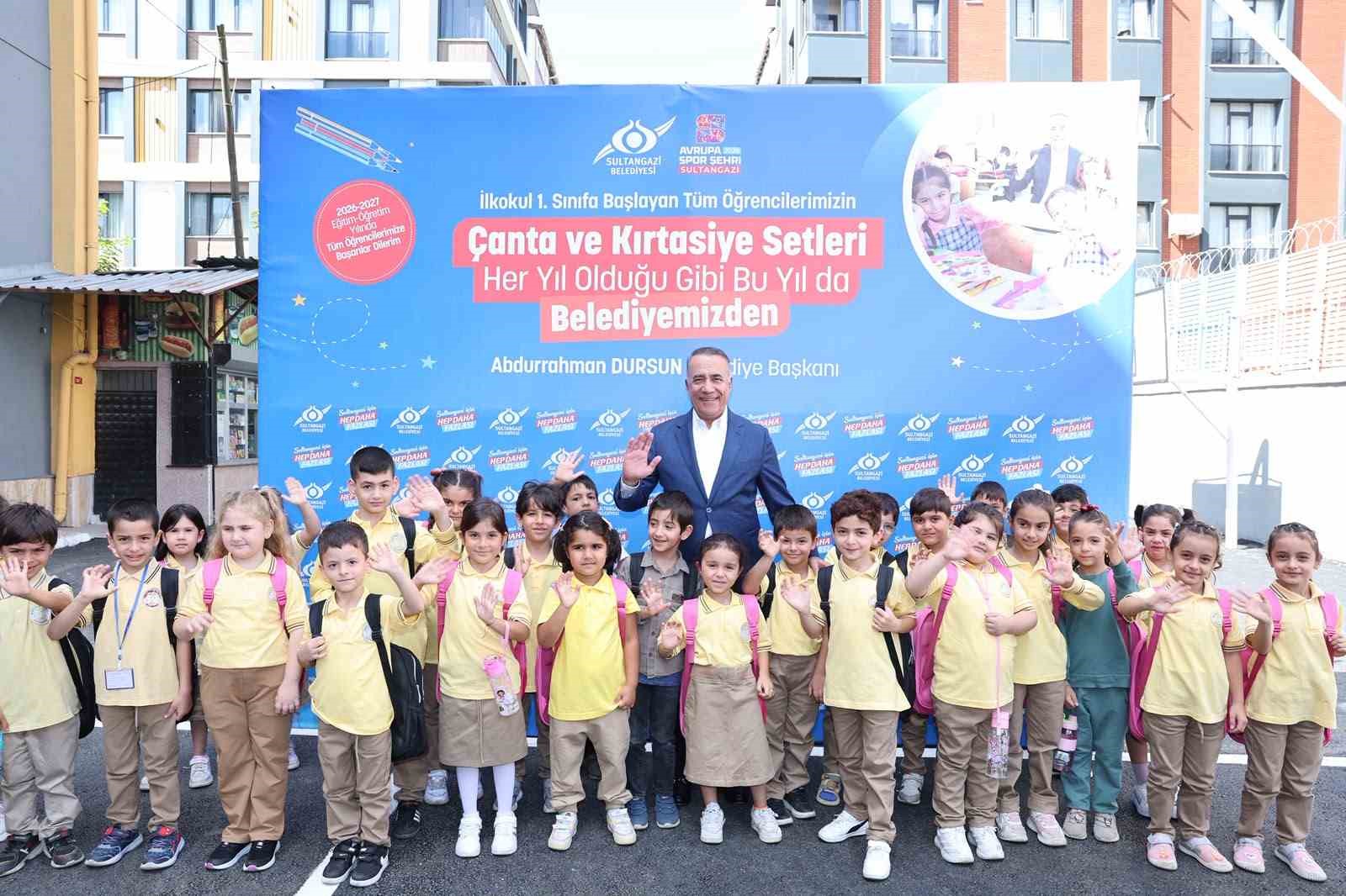 Sultangazi Belediyesi’nden ilkokula başlayan öğrencilere çanta ve kırtasiye seti sürprizi