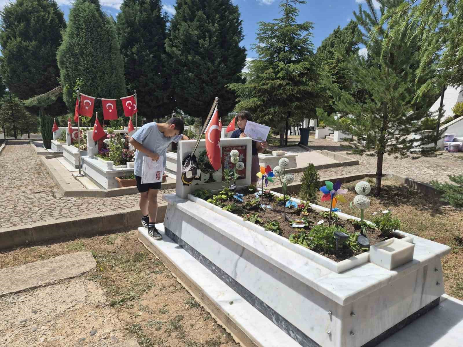 Şehit operat&ouml;r&uuml;n &ccedil;ocukları karnelerini babalarının kabrine g&ouml;t&uuml;rd&uuml;