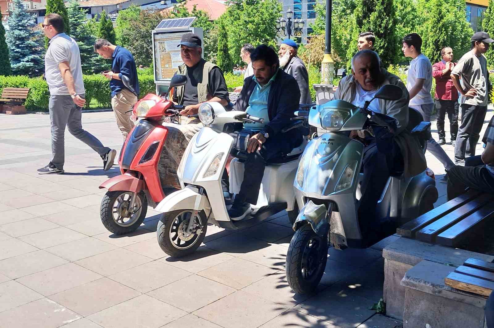 Cami bah&ccedil;esinde ak&uuml;l&uuml; bisikletle saf tuttular