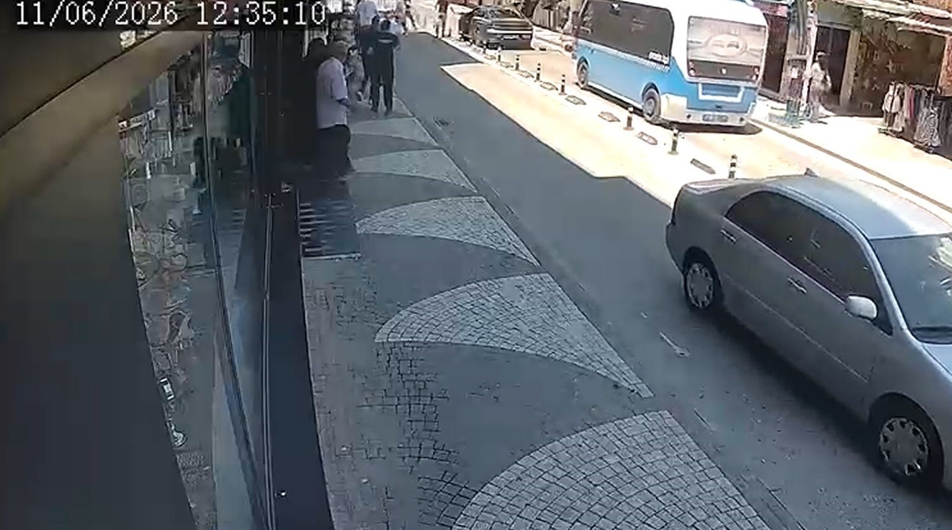 Yolun karşısına geçen engelli yayaya otomobil çarptı