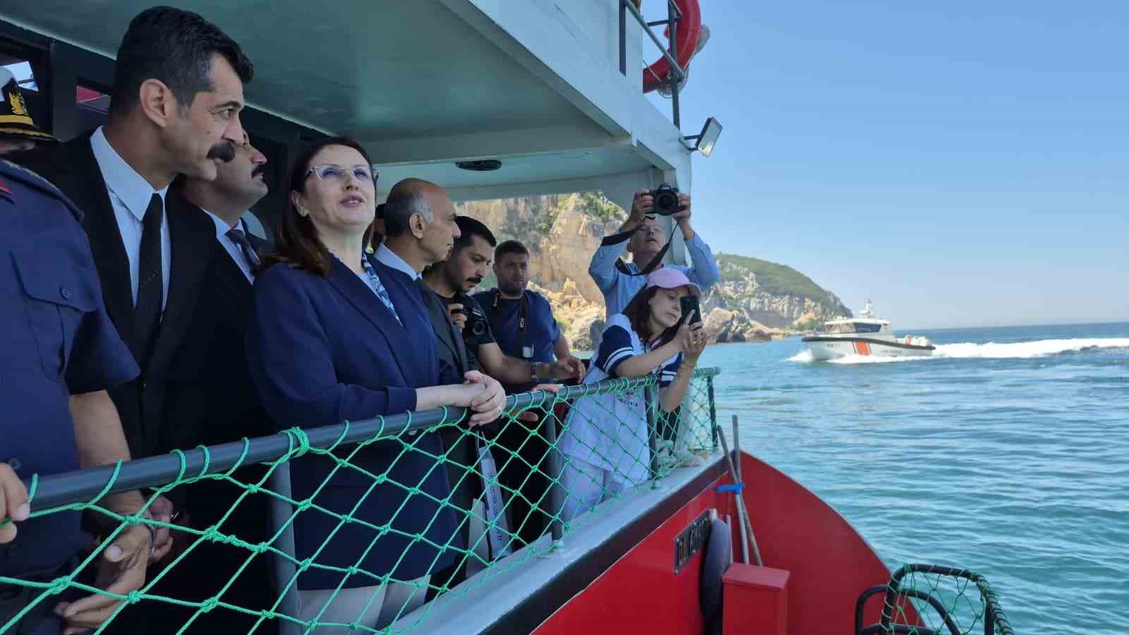 Sıcaklığın 41 dereceye çıktığı Bartın’da basınçlı su ile yapılan gösteri ilgi gördü