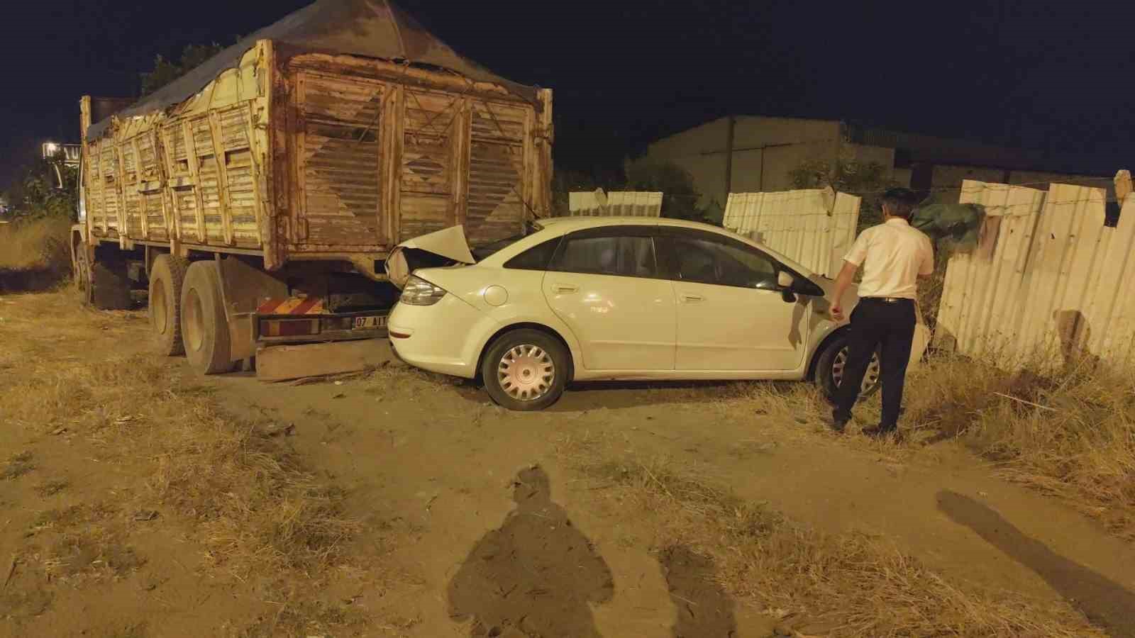Kamyonla &ccedil;arpışan otomobilin s&uuml;r&uuml;c&uuml;s&uuml; yaralandı