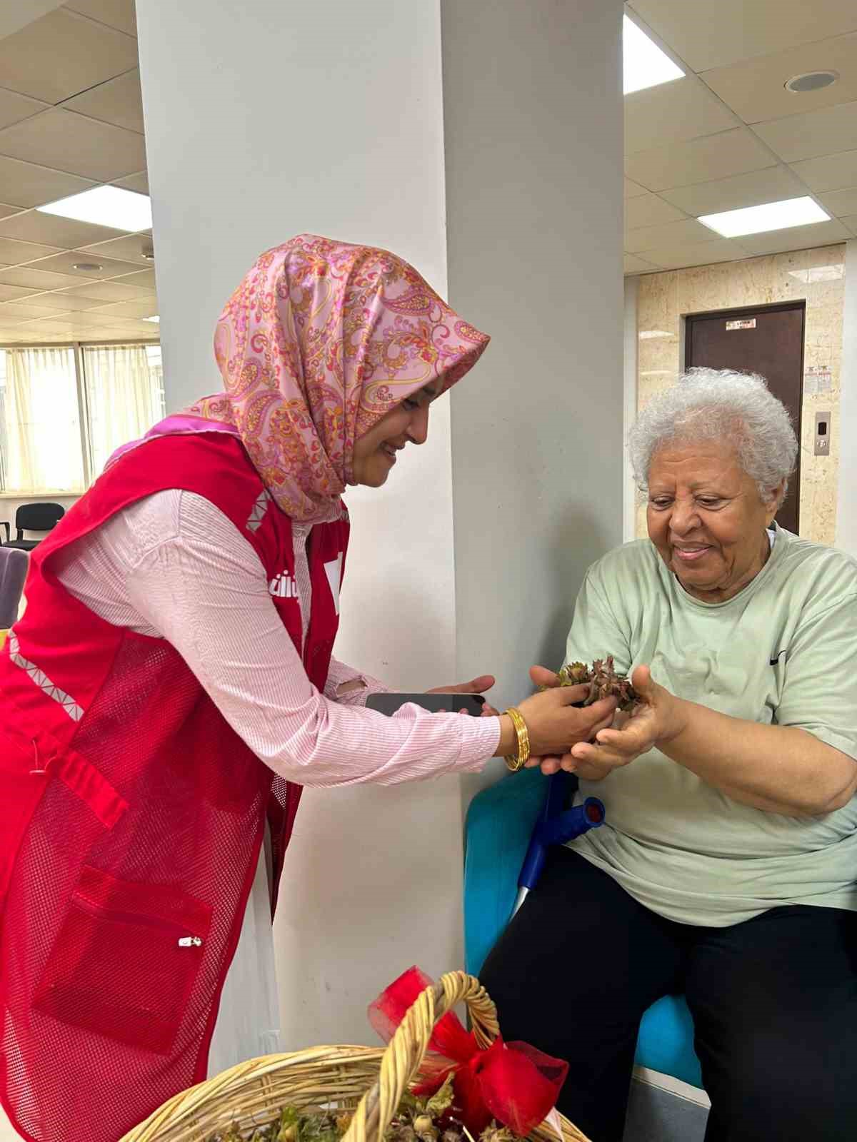 Kızılay’dan huzurevi sakinlerine fındık ikramı