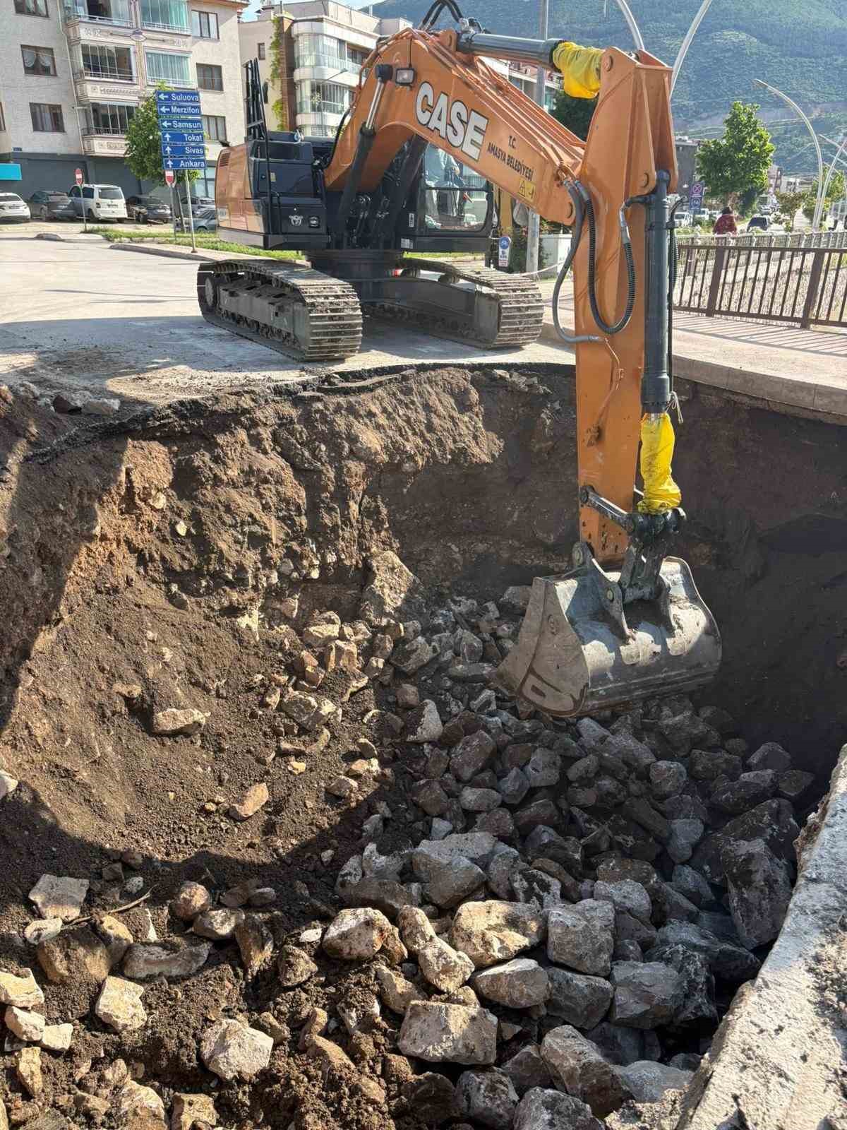 Amasya&rsquo;da k&ouml;pr&uuml; girişinde &ccedil;&ouml;kme oluştu