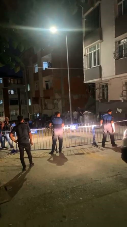 Sultangazi’de temel çalışması sırasında yan binanın temelinde kayma oldu