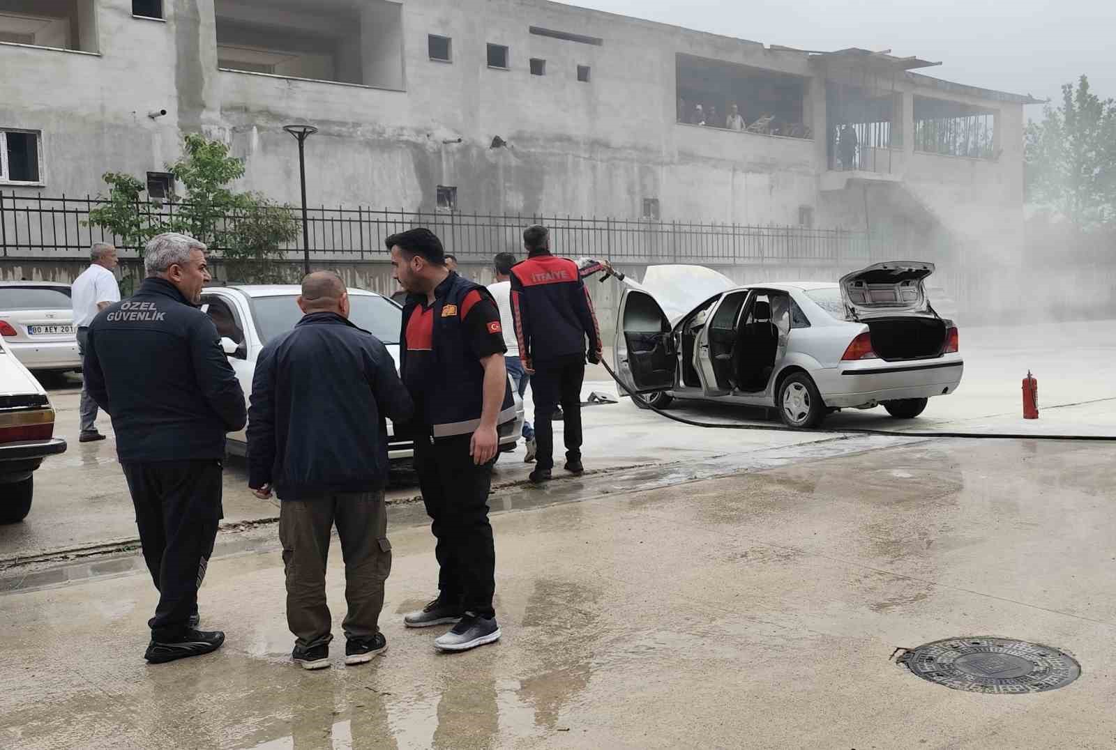 Hastane otoparkındaki otomobil alev aldı