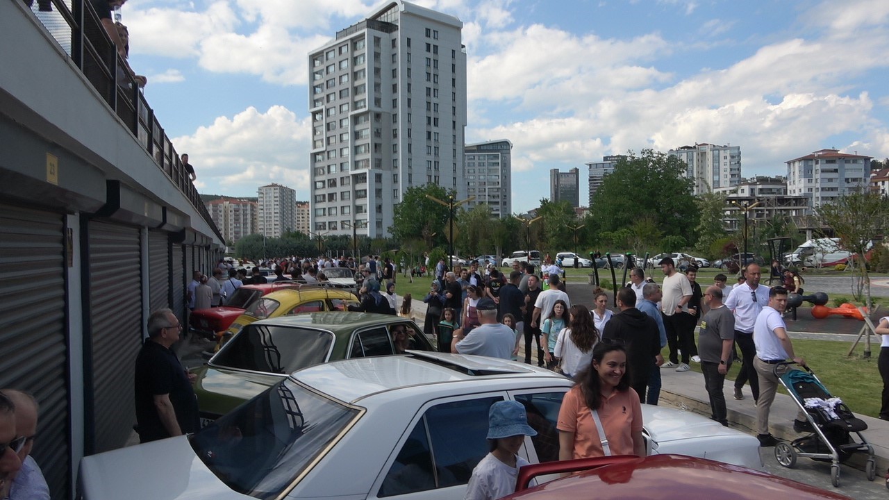 Kastamonu&rsquo;da ge&ccedil;mişe yolculuk: Klasik otomobillere vatandaşlardan yoğun ilgi