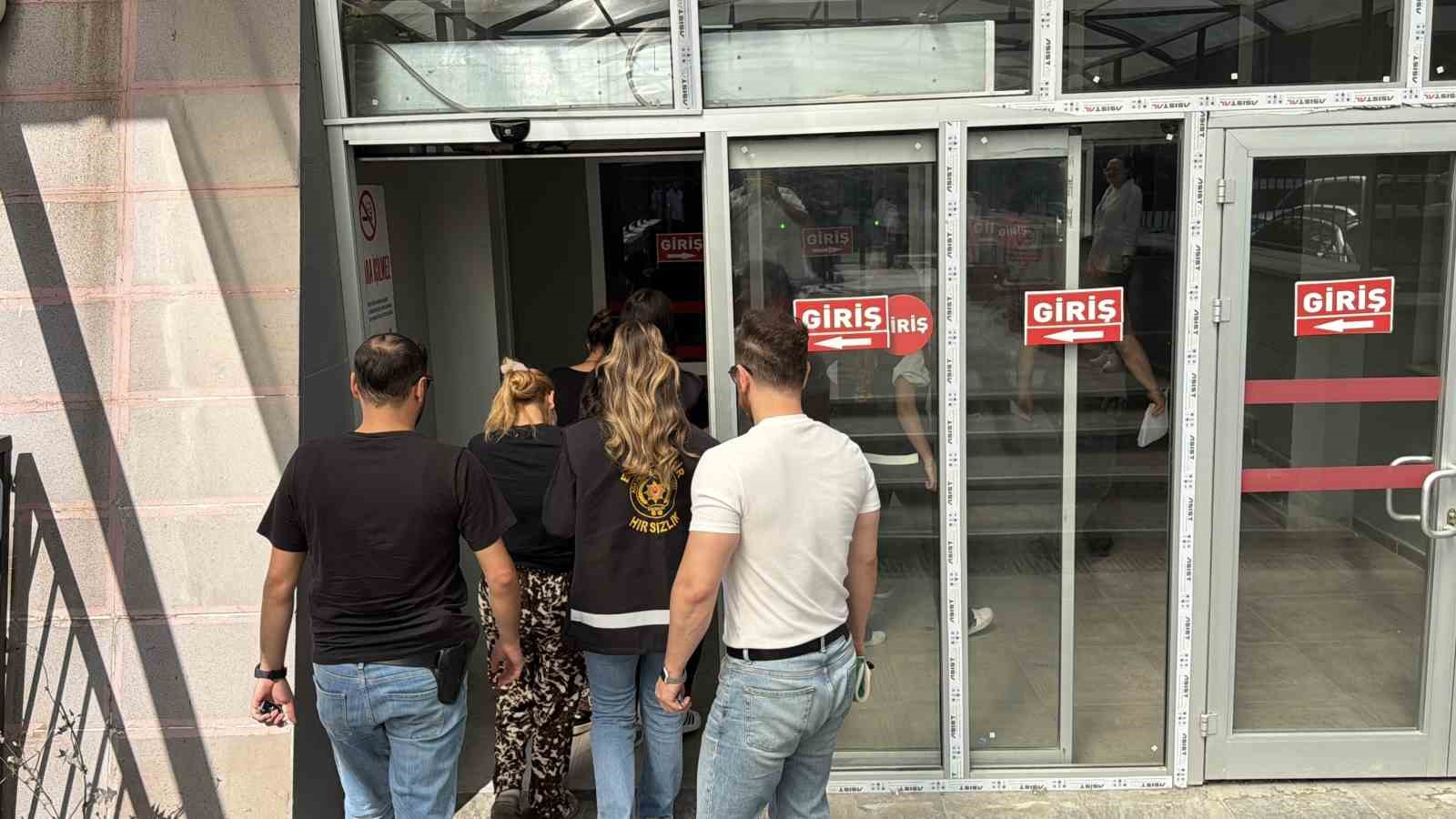Hırsızlık amacı ile evin kapısını açmaya çalışırken suçüstü yakalanan 3 kadın tutuklandı