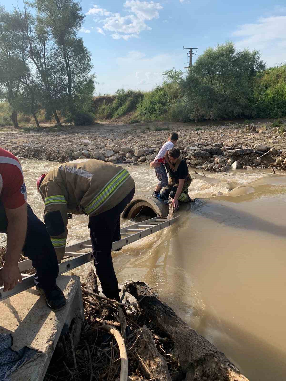 Derede akıntıya kapılan 11 yaşındaki &ccedil;ocuk kurtarıldı