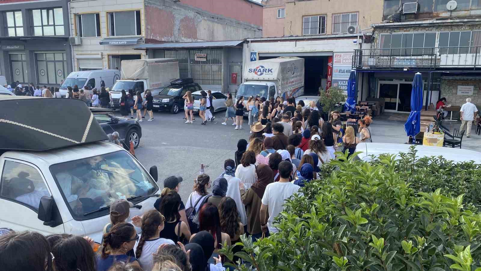 Yenikapı&rsquo;da konser &ouml;ncesi kilometrelerce insan ve ara&ccedil; kuyruğu oluştu