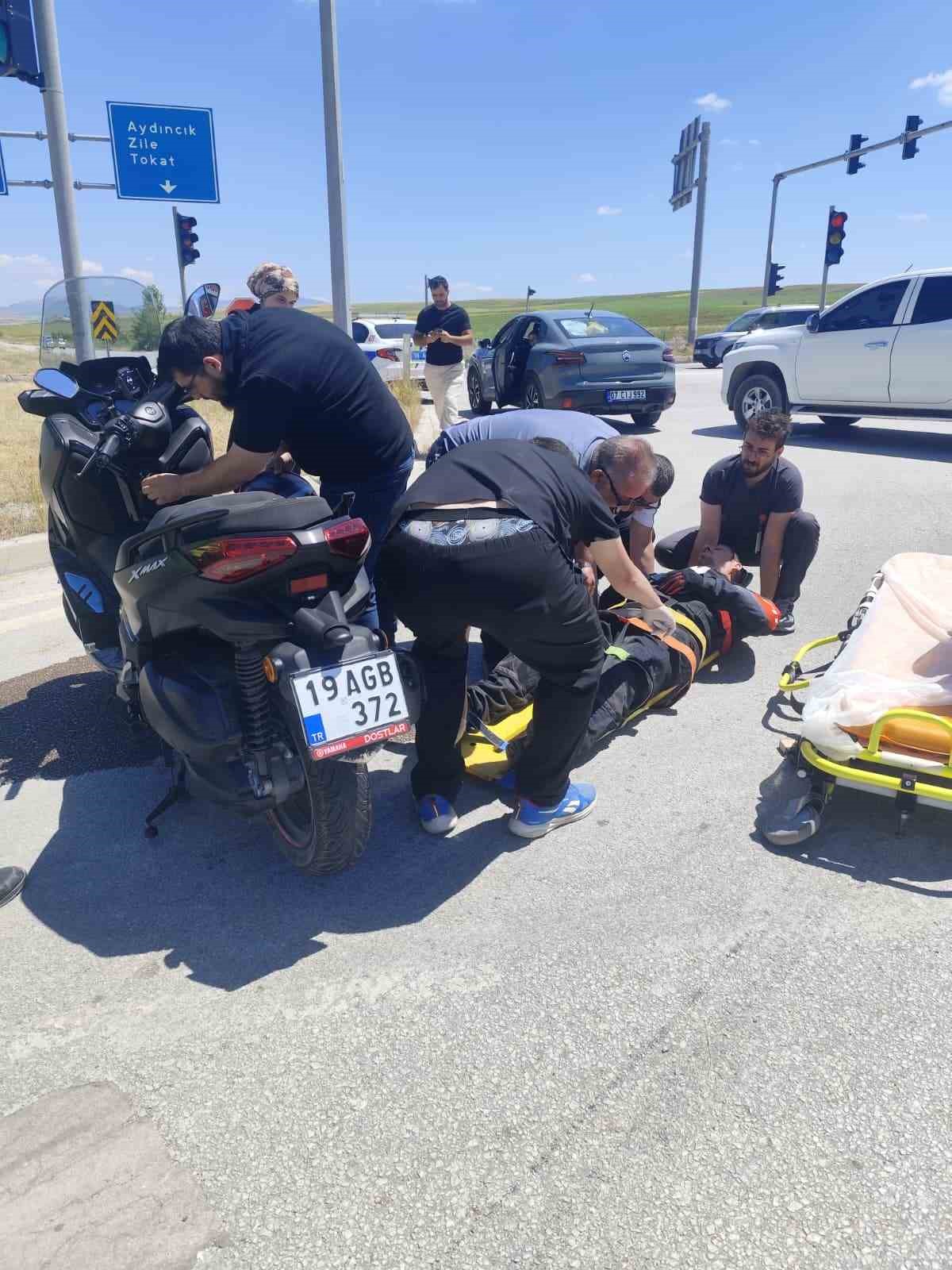 &Ccedil;orum&rsquo;da motosiklet ile otomobil &ccedil;arpıştı: 1 yaralı