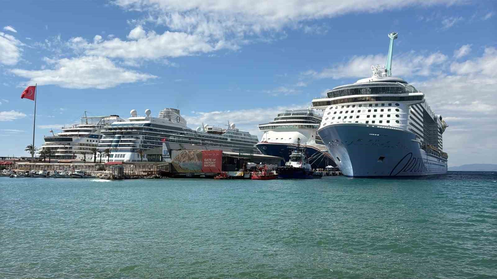 Kuşadası&rsquo;na 4 kruvaziyerle 11 bin 811 turist geldi