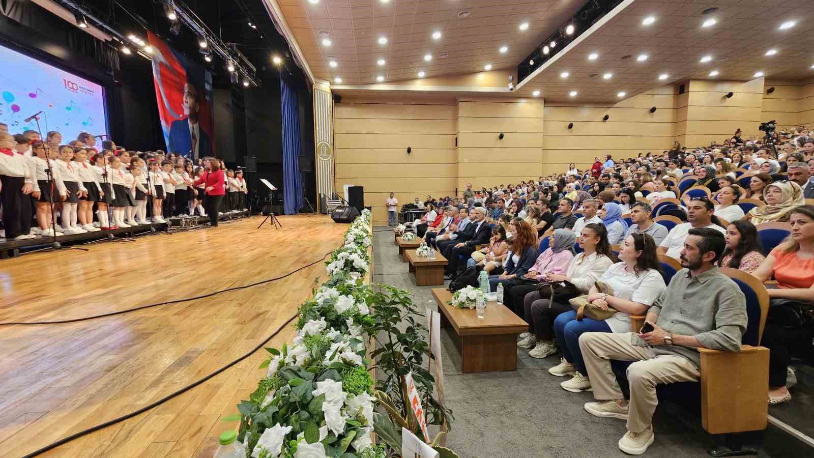 Öğrenciler sahnede devleşti, Maarif Öğrenci Korosu büyük ilgi gördü