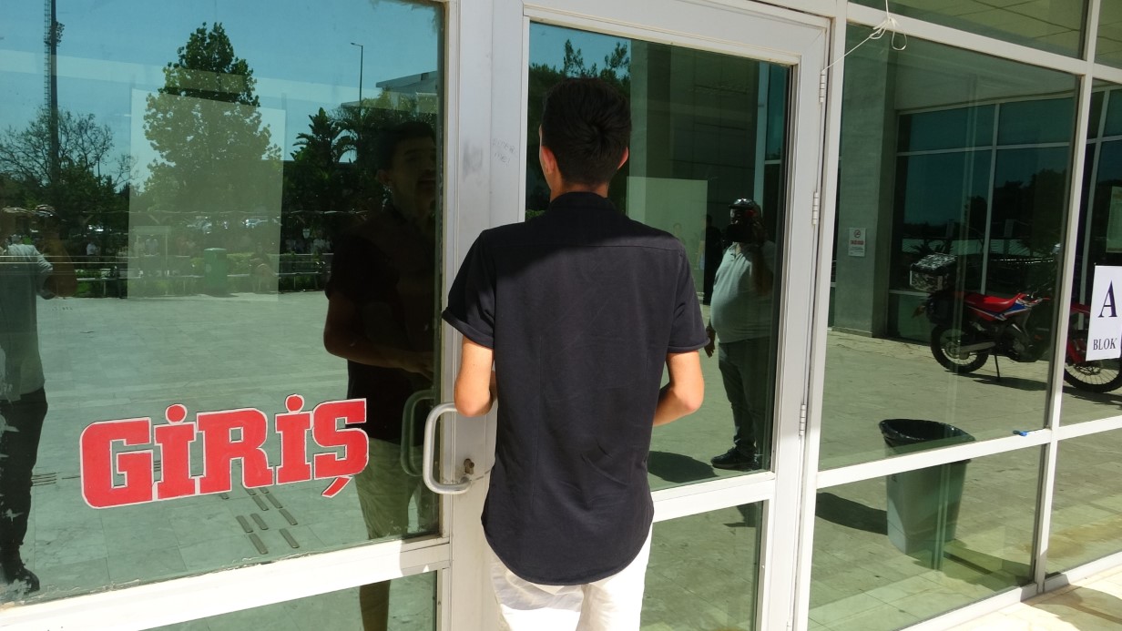YKS heyecanı: Kimi son dakika yetişti, kimi geç kaldı, kimi gözyaşlarına boğuldu