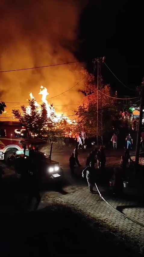 Baba oğlun evi yangında k&uuml;l oldu