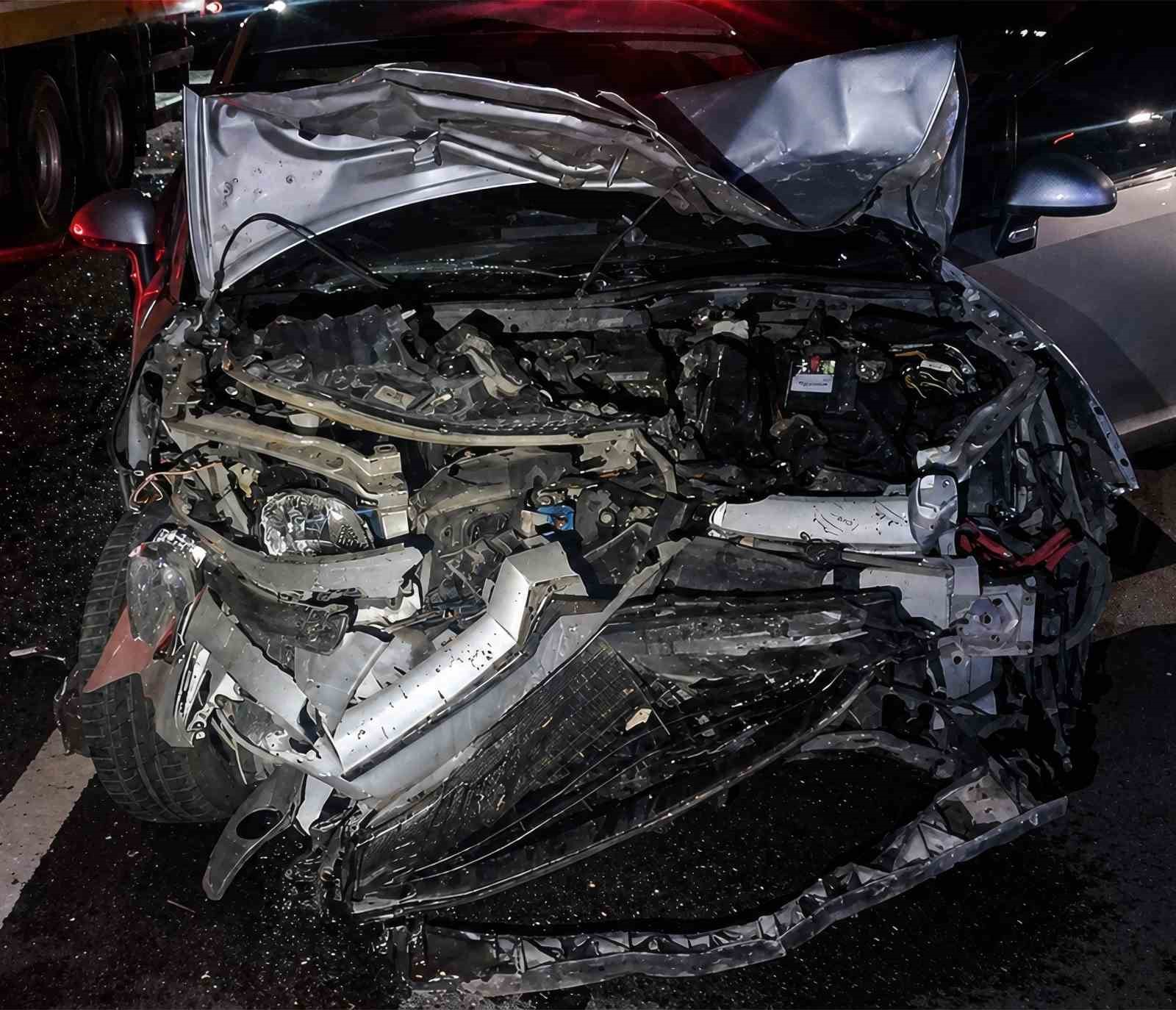 Bankette duran otomobile çarpan araç hurdaya döndü: 6 yaralı