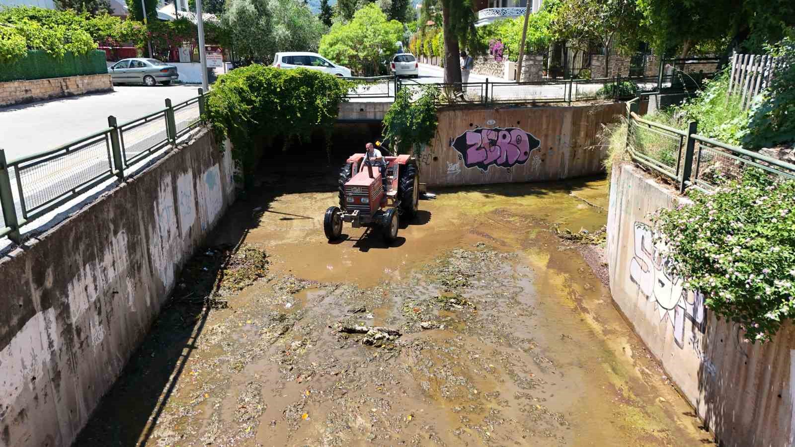 Marmaris Belediyesi’nden derelerde temizlik mesaisi