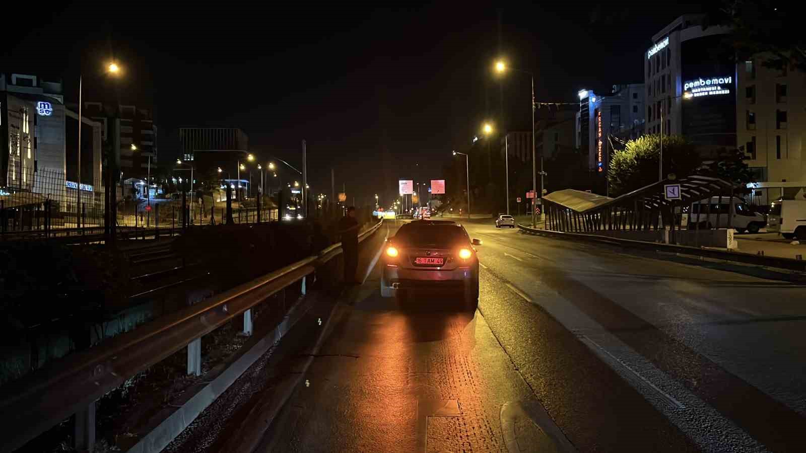 Karşıdan karşıya ge&ccedil;en yaşlı adama otomobil &ccedil;arptı