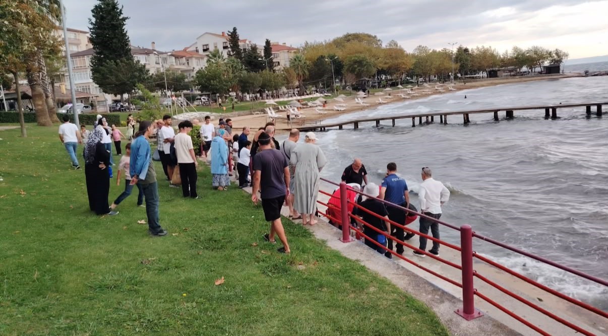 Arkadaşıyla tartışıp denize atlayan kadın boğulma tehlikesi geçirdi