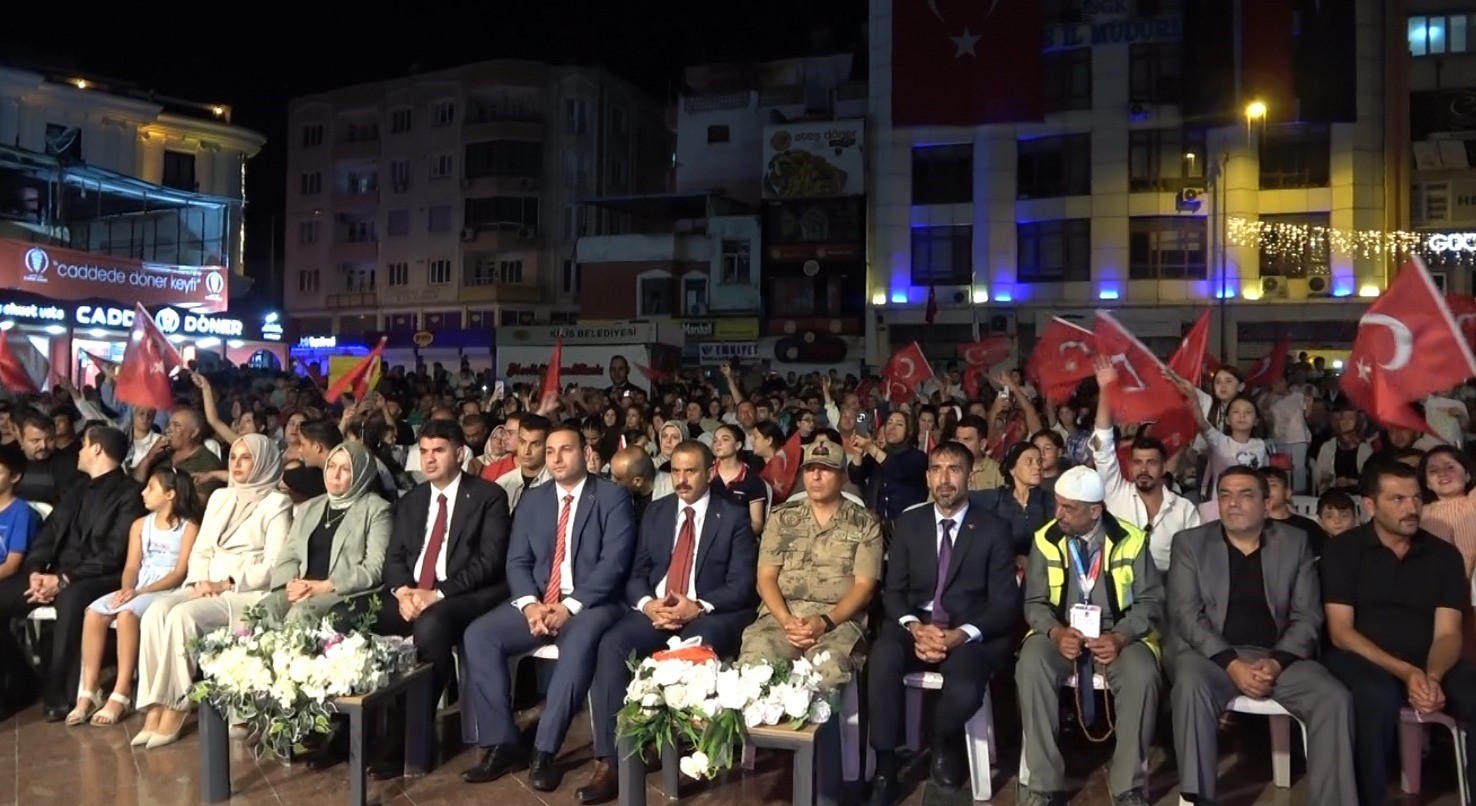 Sınırın sıfır noktasında Mercidabık Zaferi coşkusu g&ouml;ky&uuml;z&uuml;ne yansıdı