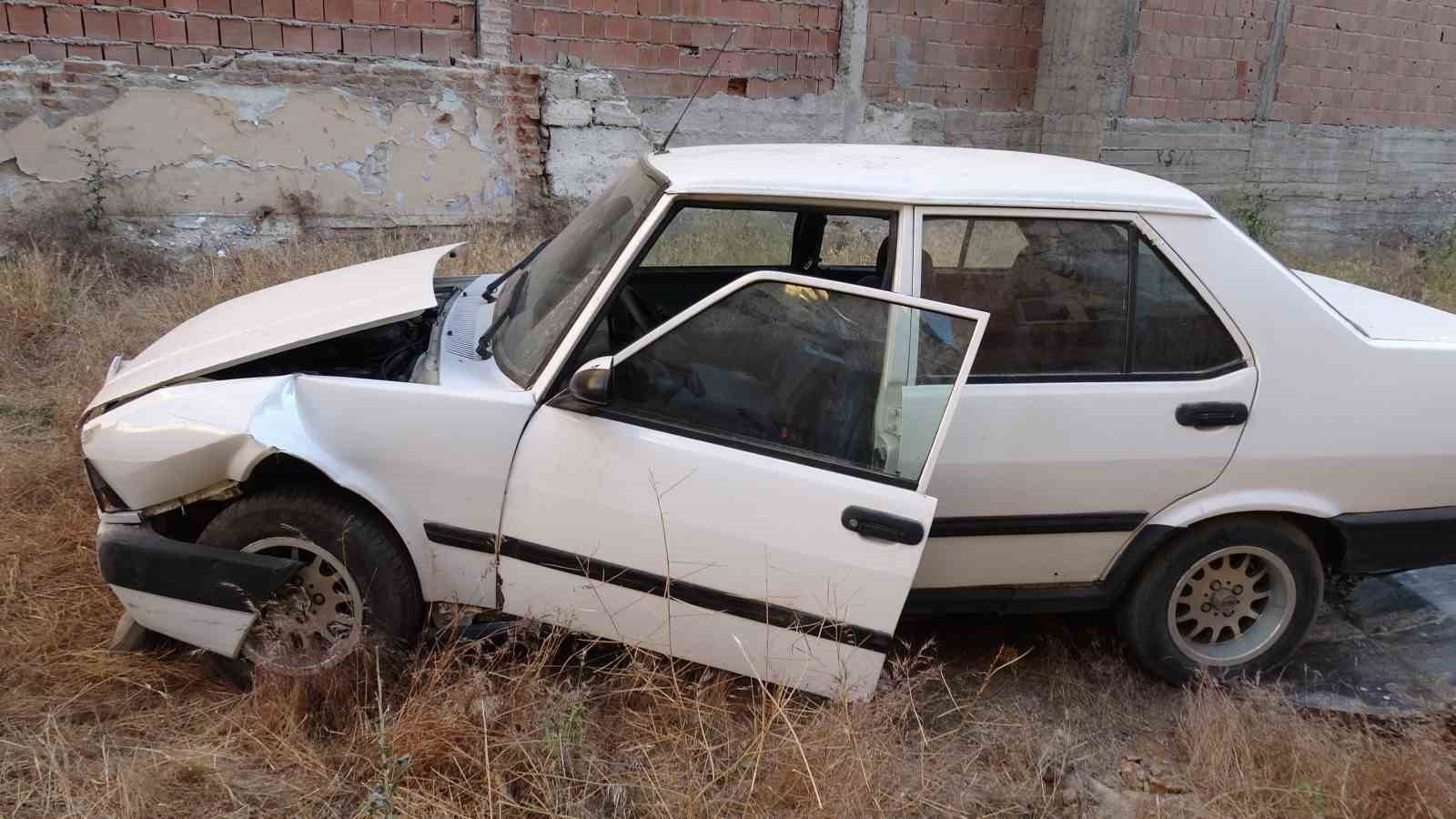 Duvara çarpan otomobilin sürücüsü kayıplara karıştı