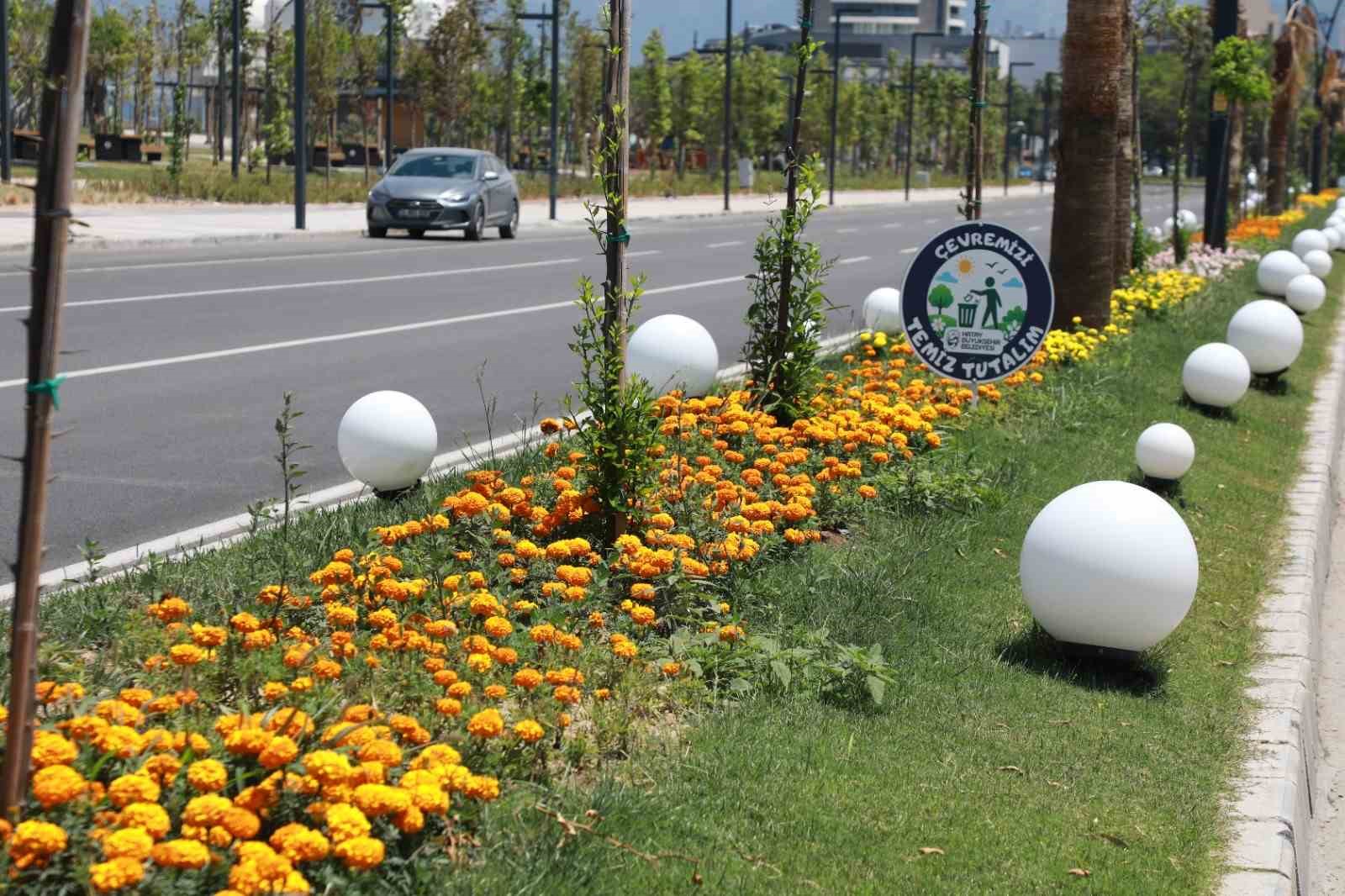 İskenderun sahili renkli &ccedil;i&ccedil;eklerle s&uuml;slendi