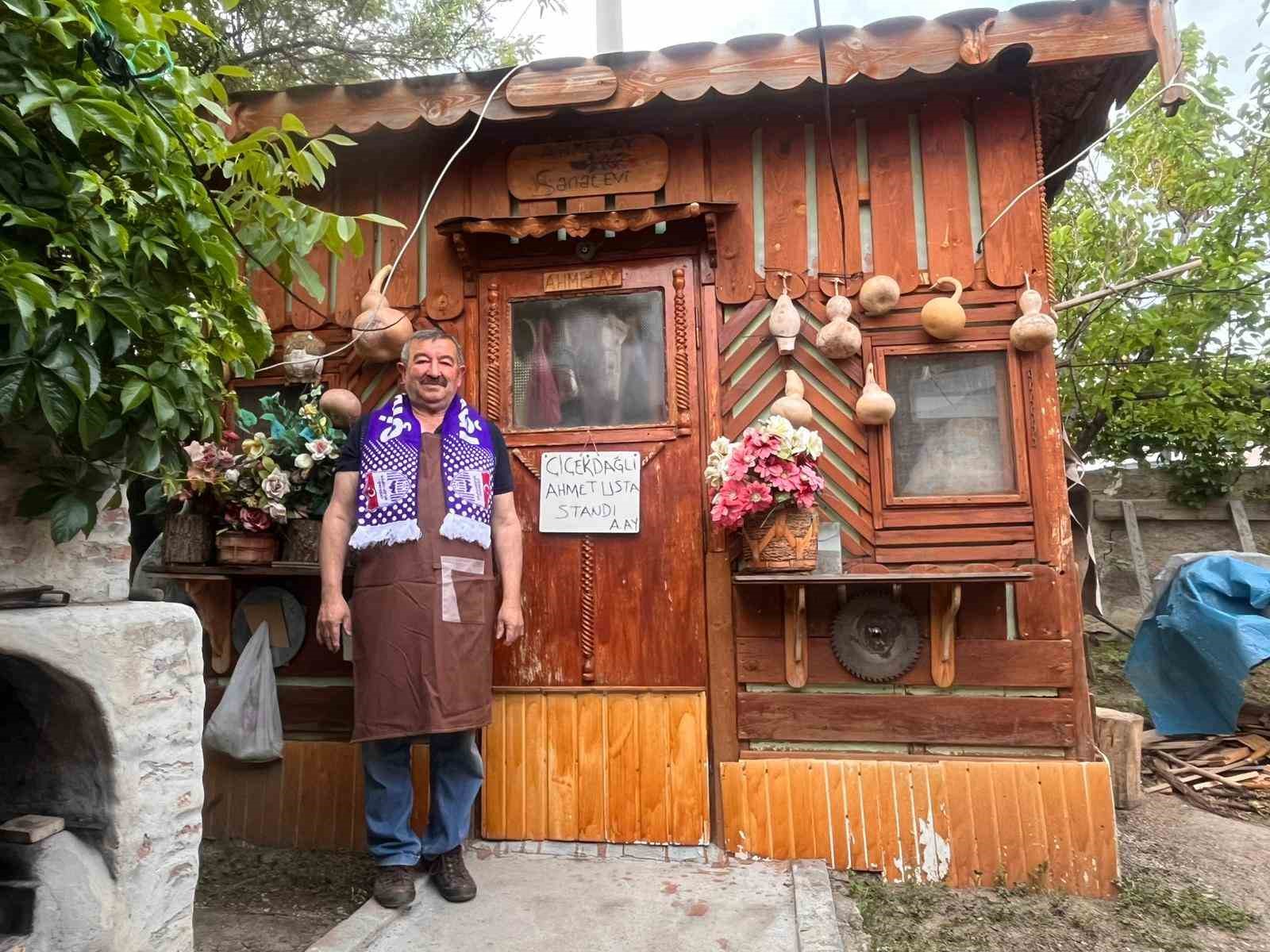El emeği ahşap eserlerle evini sanat galerisine &ccedil;evirdi