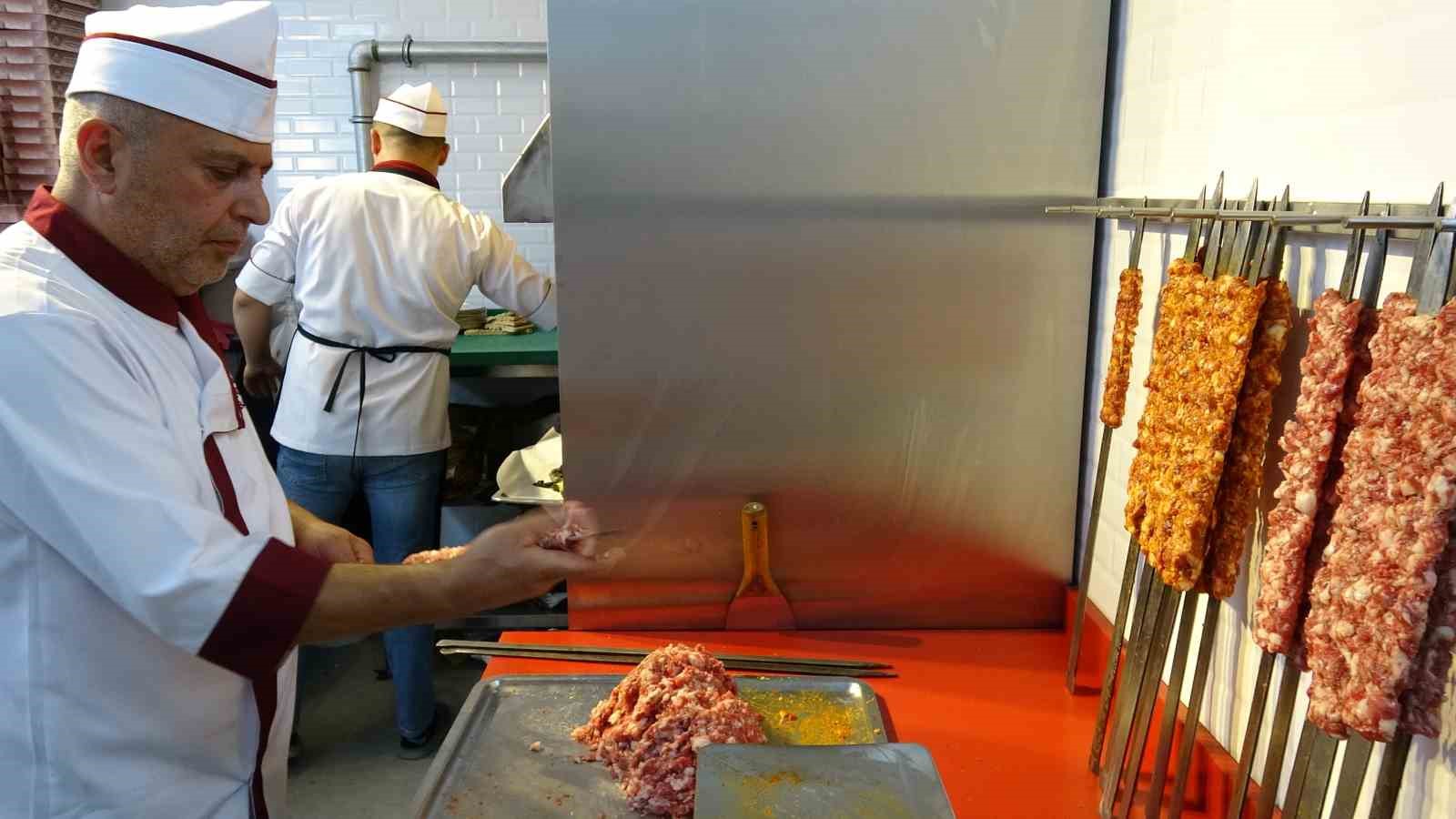 Depremin yıktığı Malatya Çarşısı ayağa kalkıyor: Gastronomi sokağında ilk ocak yandı