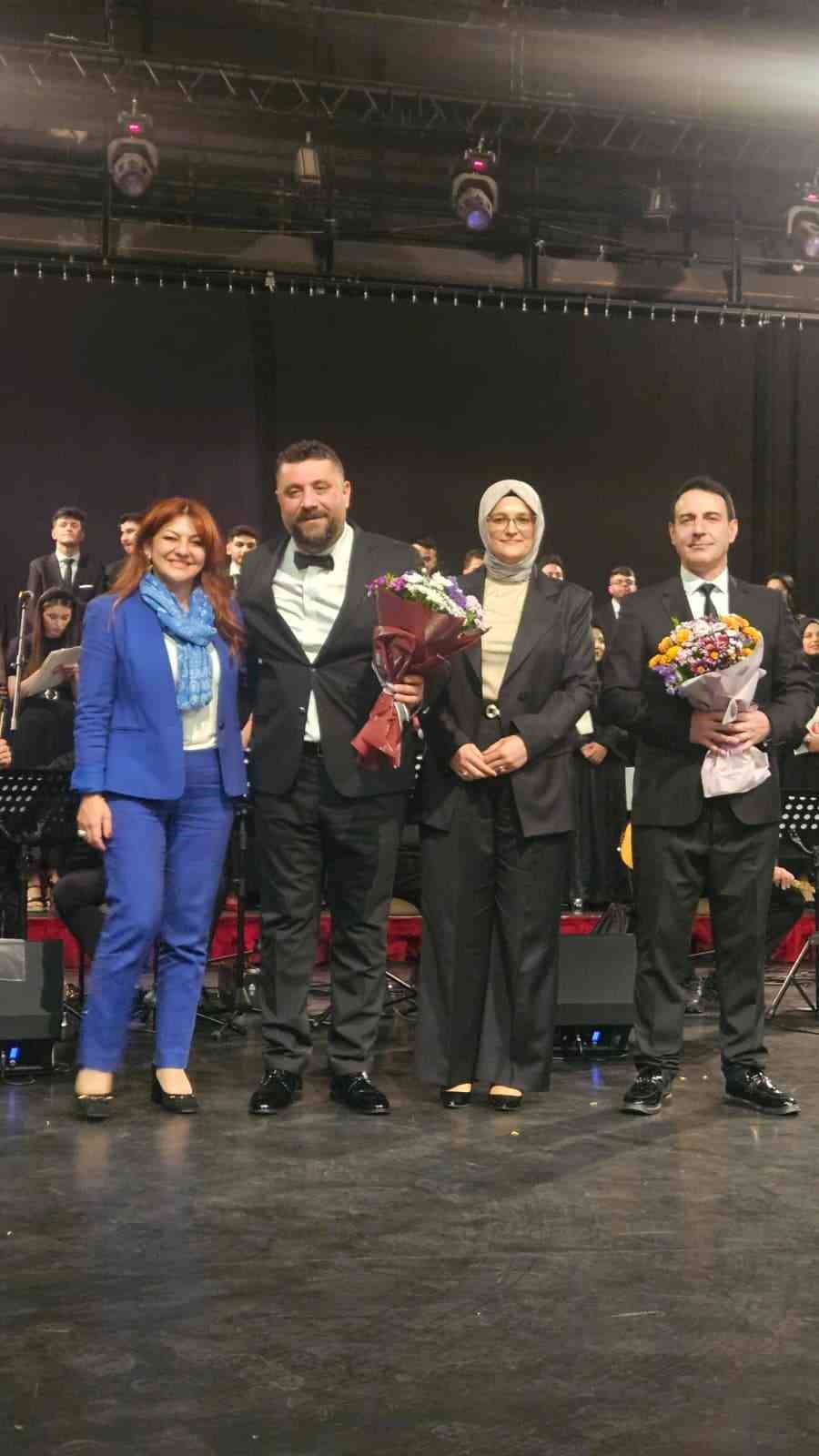 TRT Erzurum Radyosu Gençlik Korosu’ndan muhteşem yıl sonu konseri