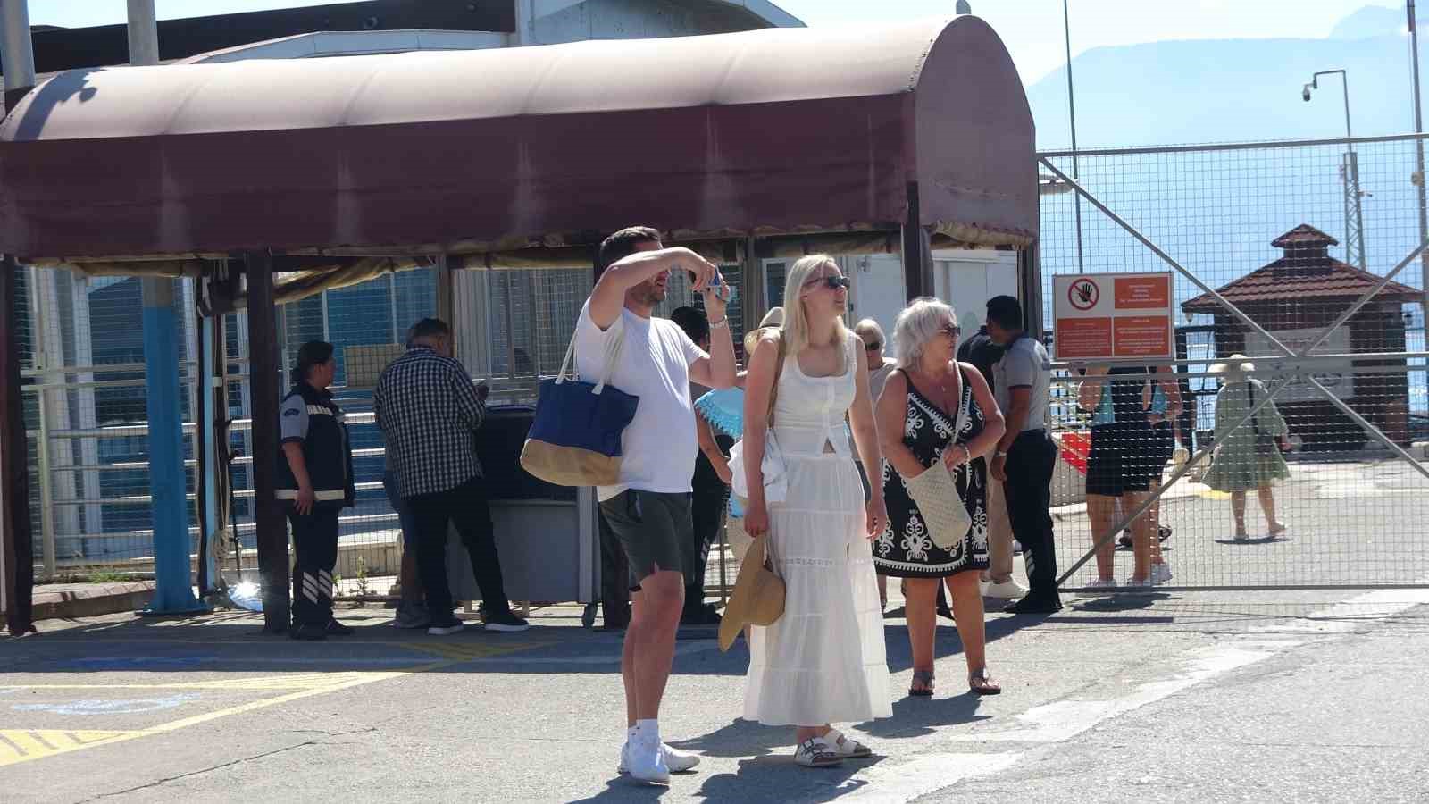 Alanya’ya lüks kruvaziyer ile bin 767 turist geldi