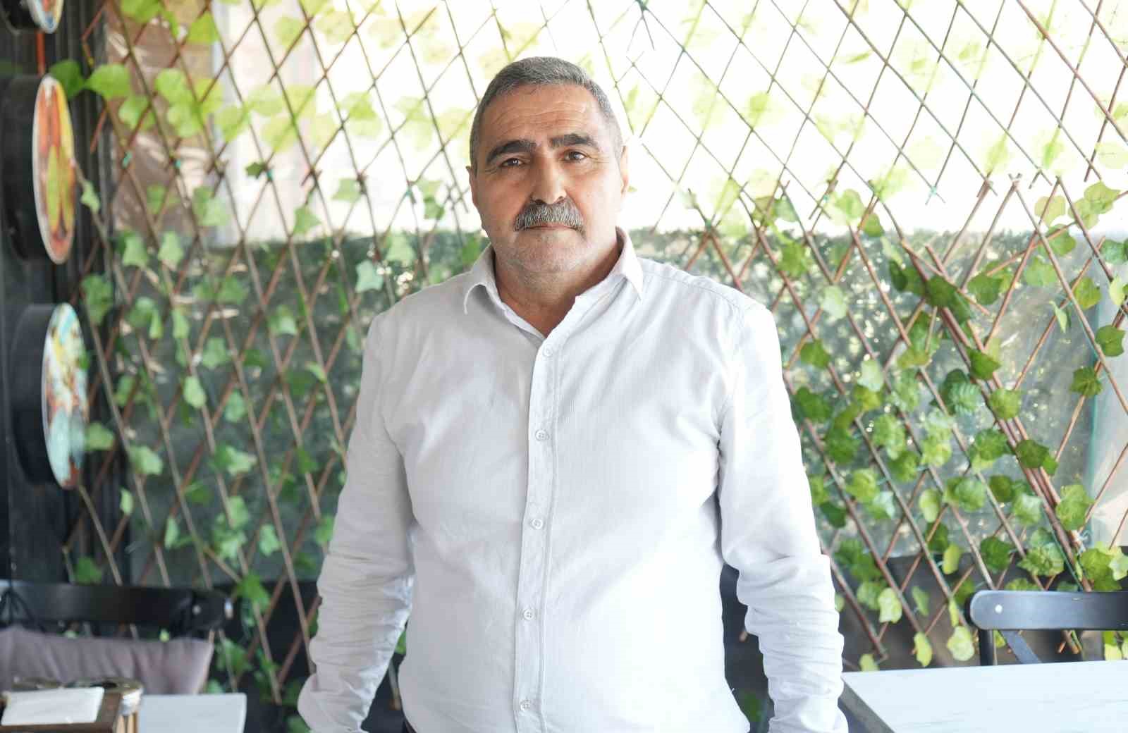 Yemeğine kendi kılını atıp para ödemek istemedi
