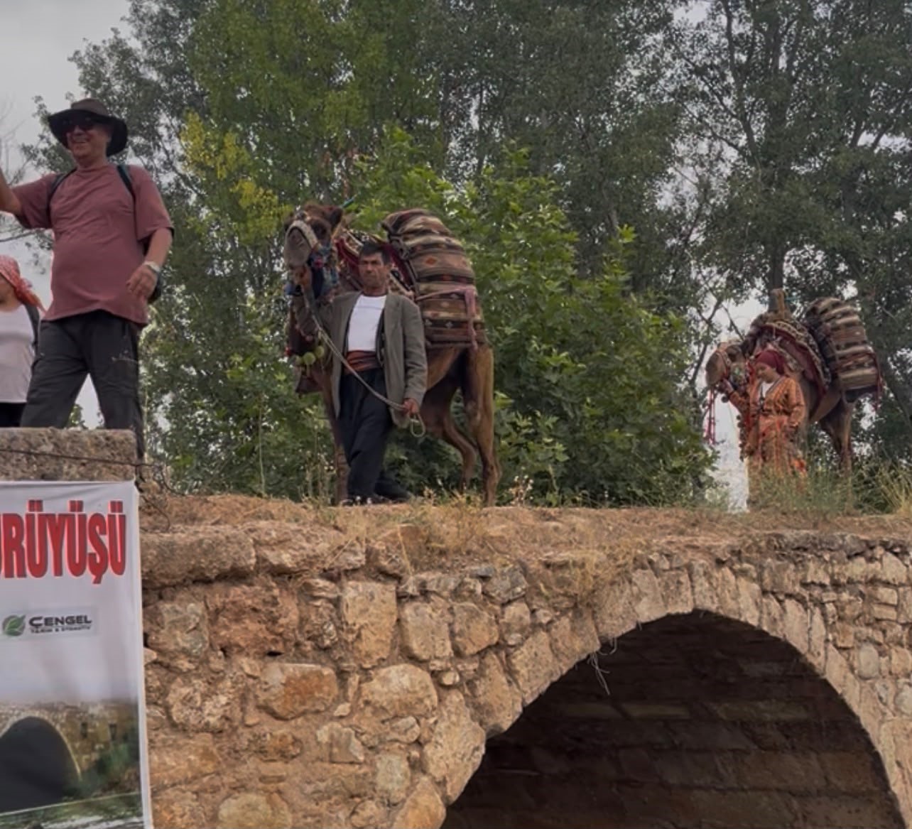Çal’da geçmiş yeniden canlandı Deve ve atlardan oluşan kervan, asırlık güzergâhta yürüdü