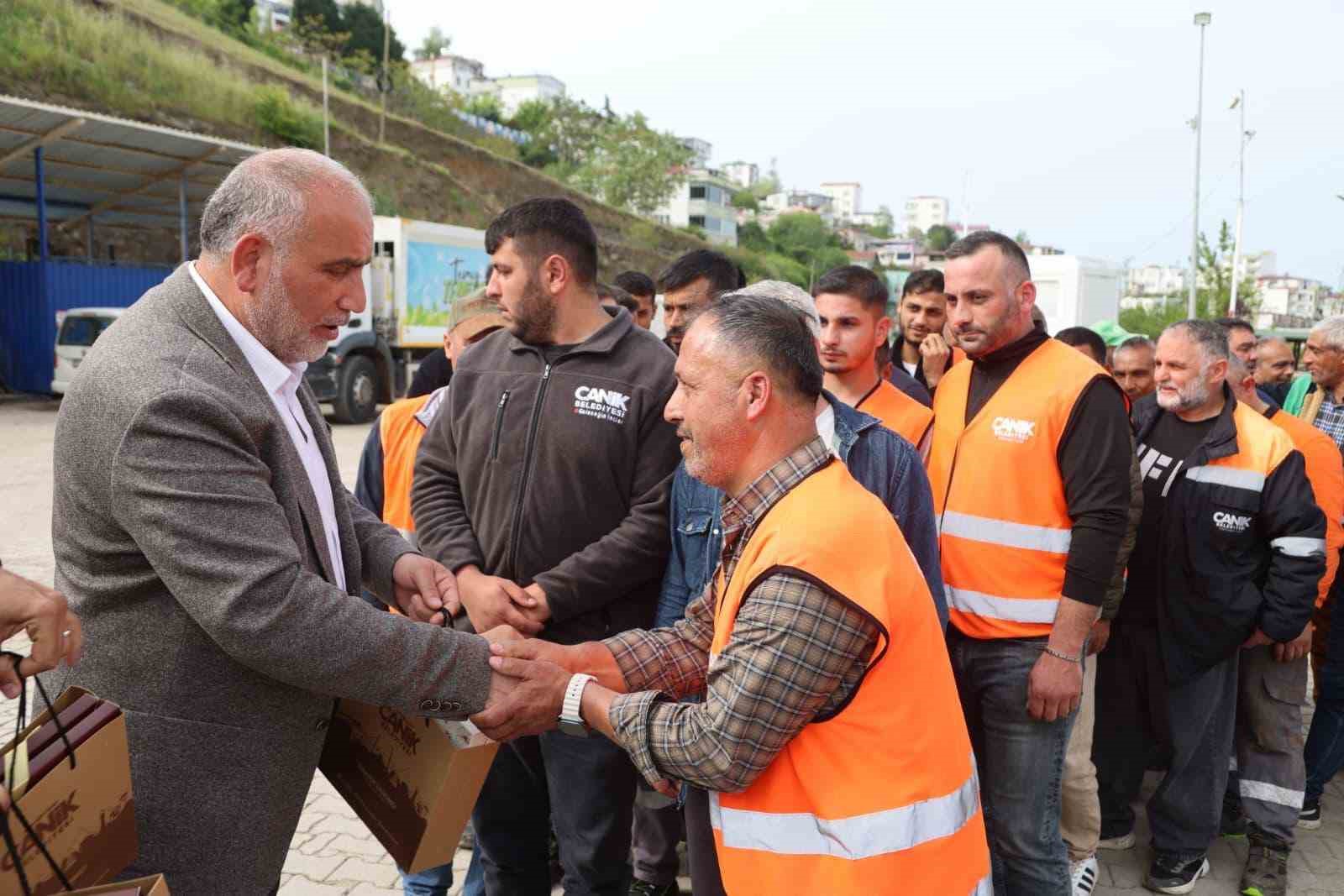 Başkan Sandık&ccedil;ı, personelle bayramlaştı