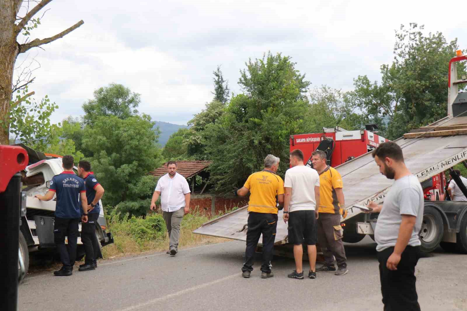 Devrilen çekicide sıkışan sürücü için ekipler seferber oldu