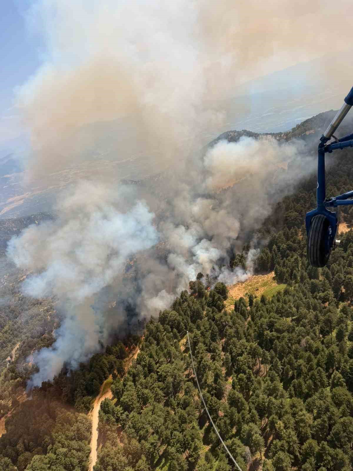 Kuyucak’taki yangına 17 hava aracıyla müdahale sürüyor