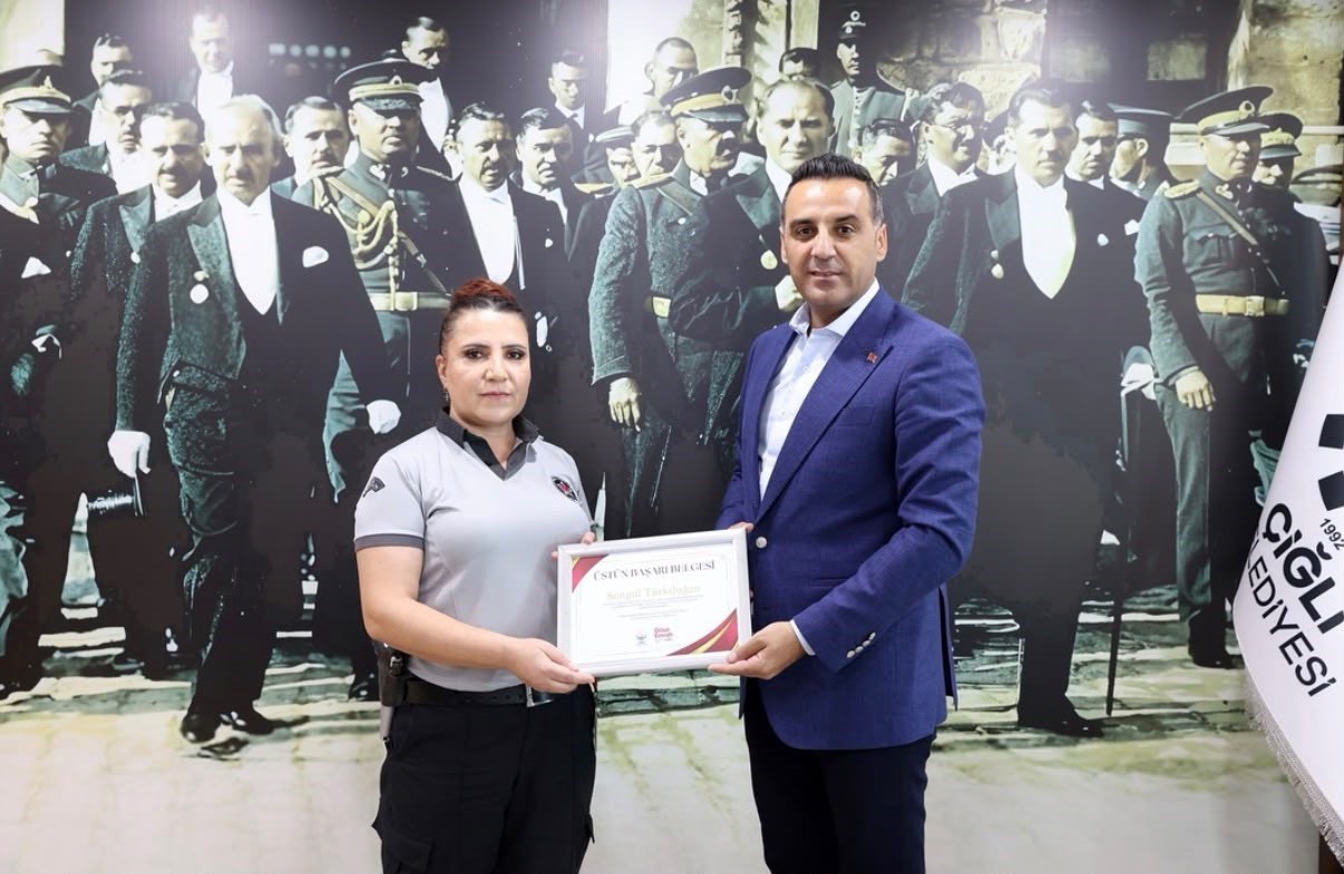 &Ccedil;iğli&rsquo;de silahlı saldırganı yakalayan g&uuml;venlik ekibine &ouml;d&uuml;l