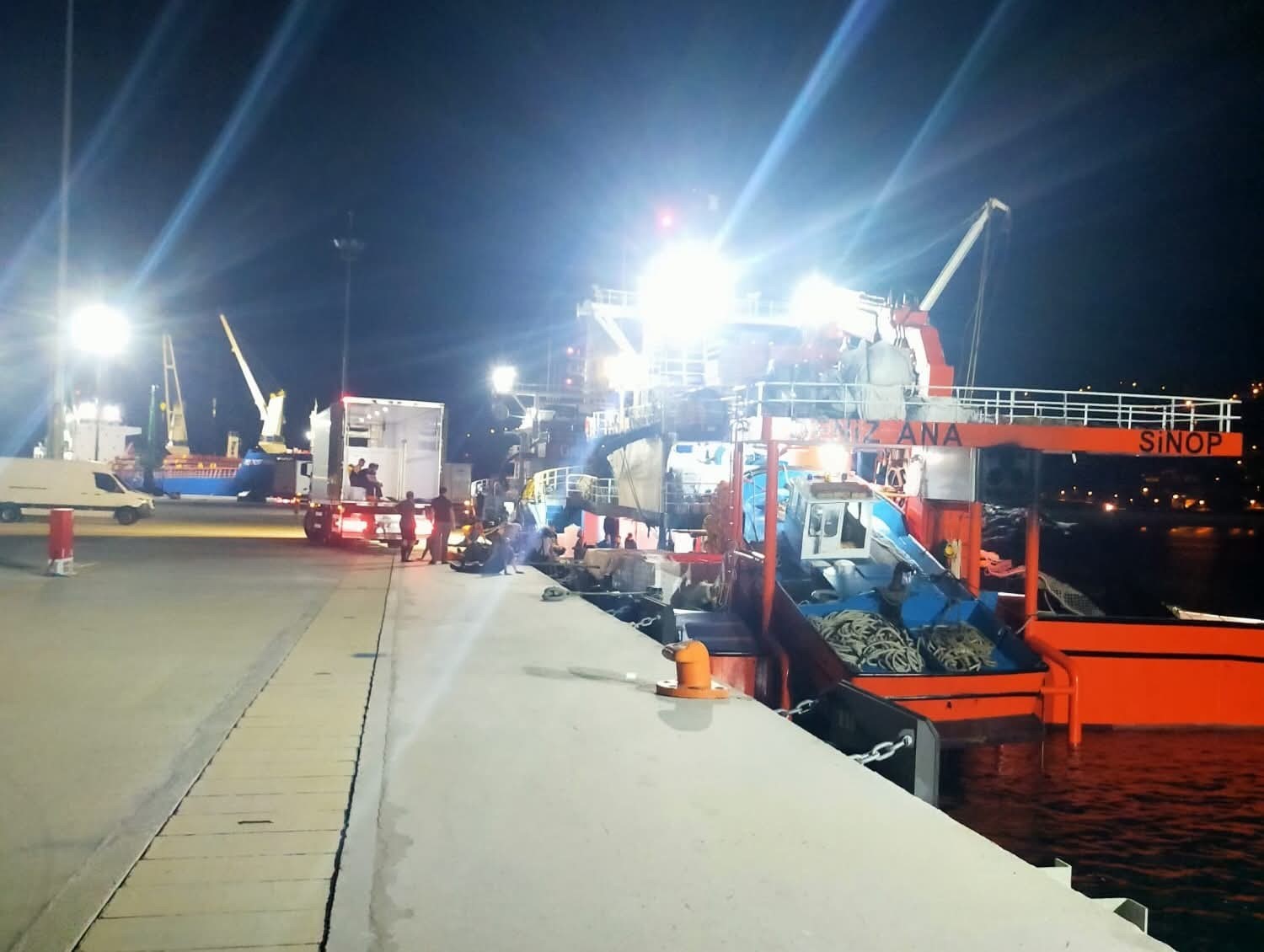 Sezonun ilk gününde avlanan palamutlar İnebolu Limanı’na geldi