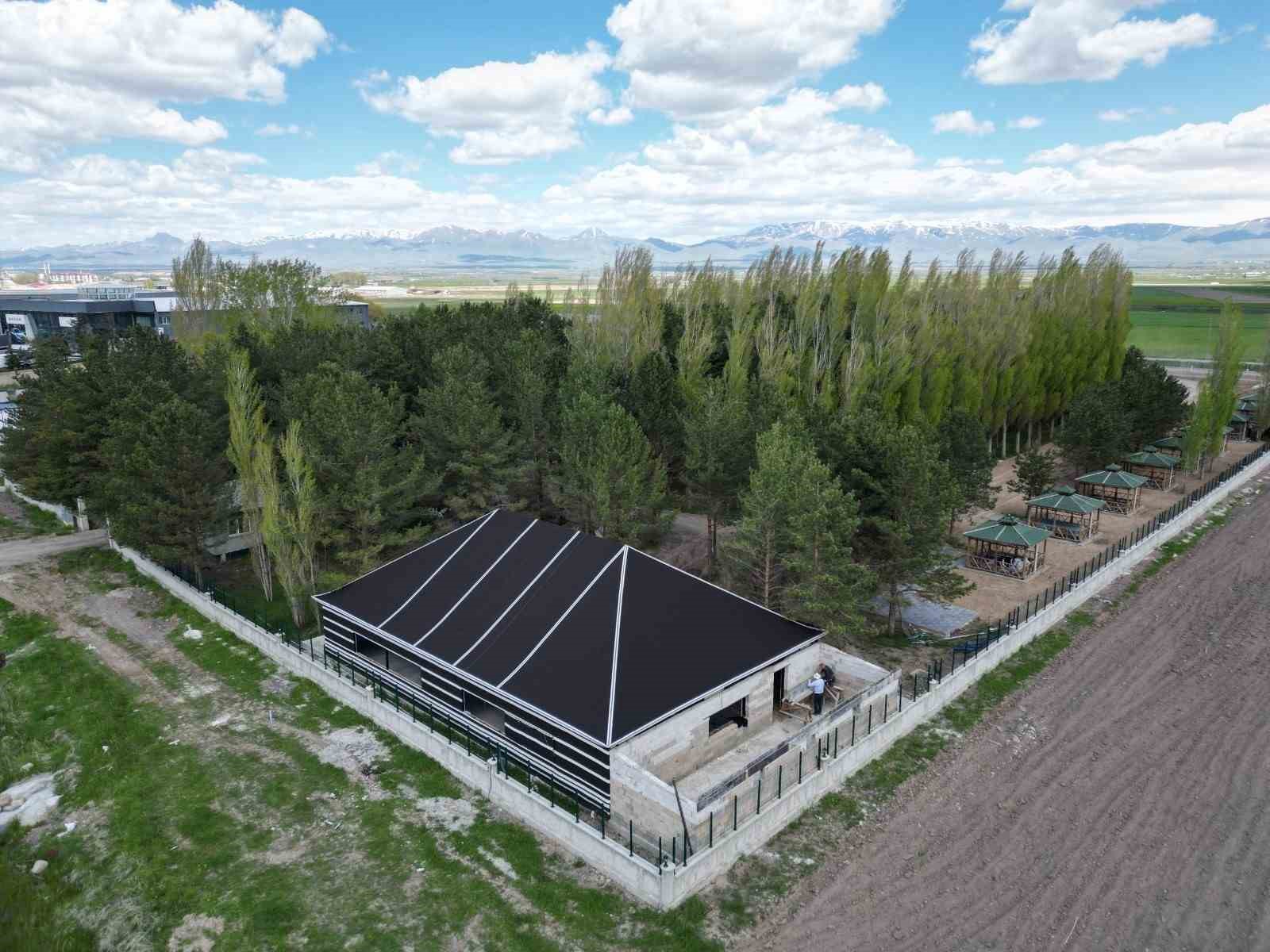Aziziye&rsquo;nin g&ouml;zde projesine, Erzurum&rsquo;da Valilik yapmış olan İ&ccedil;işleri Bakanı Mustafa &Ccedil;ift&ccedil;i&rsquo;nin adı verildi