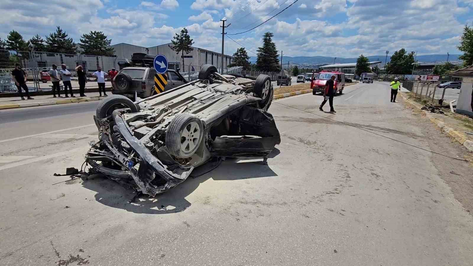 Otomobil takla attı, s&uuml;r&uuml;c&uuml; yaralandı
