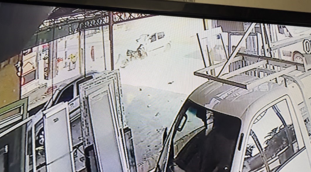 Kontrolden çıkan otomobil refüjdeki bariyerlere çarptı: 1 yaralı