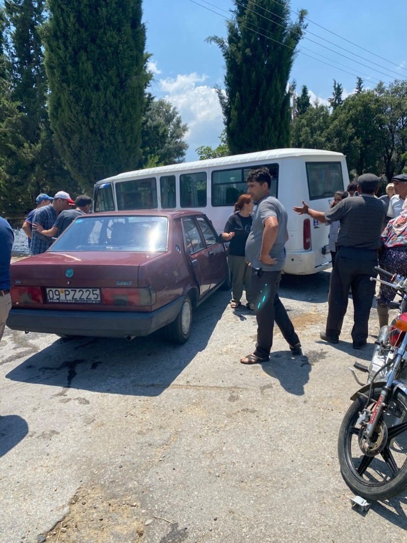 Bozdoğan&rsquo;da iş&ccedil;i servisi ile otomobil &ccedil;arpıştı:3 yaralı