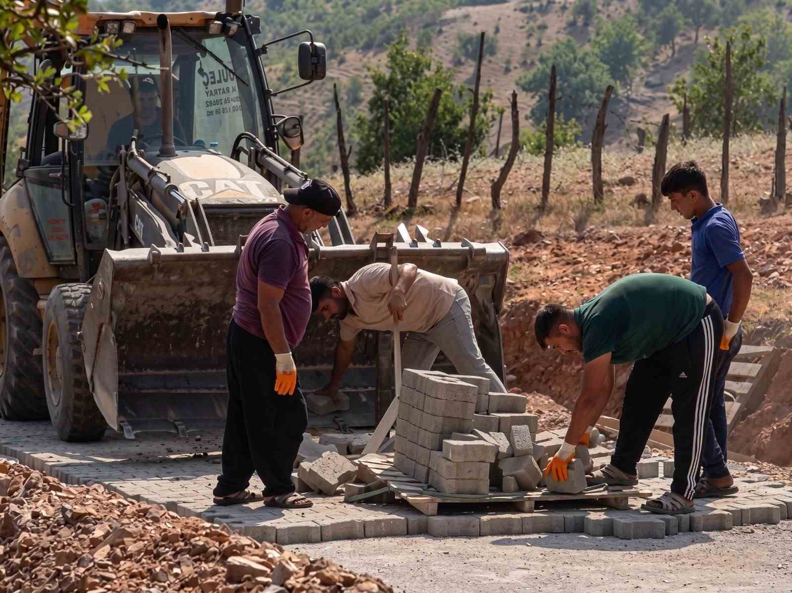 Kozan Belediyesi&rsquo;nden 11 mahallede dev yol atağı