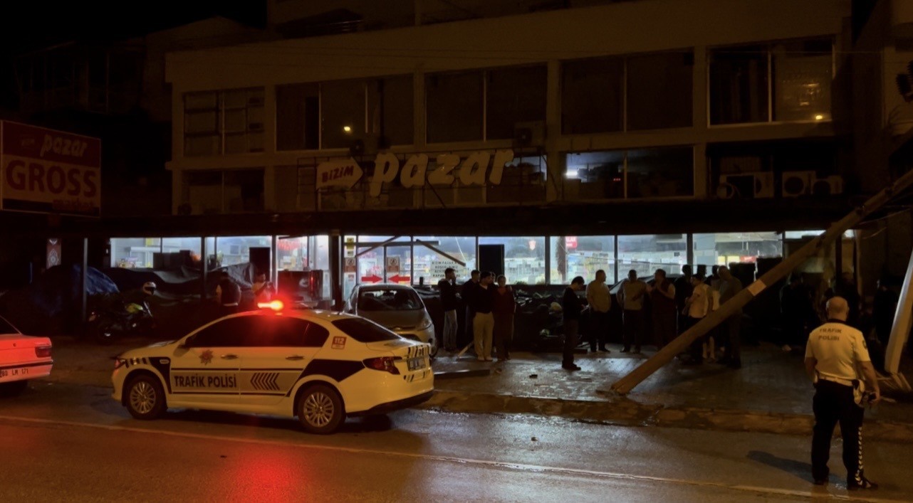 Osmaniye’de kontrolden çıkan otomobil marketin manav bölümüne girdi