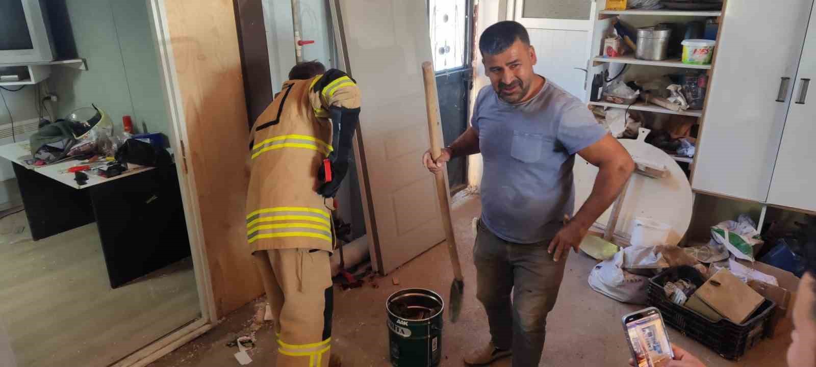 İş yerine giren yılan paniğe neden oldu