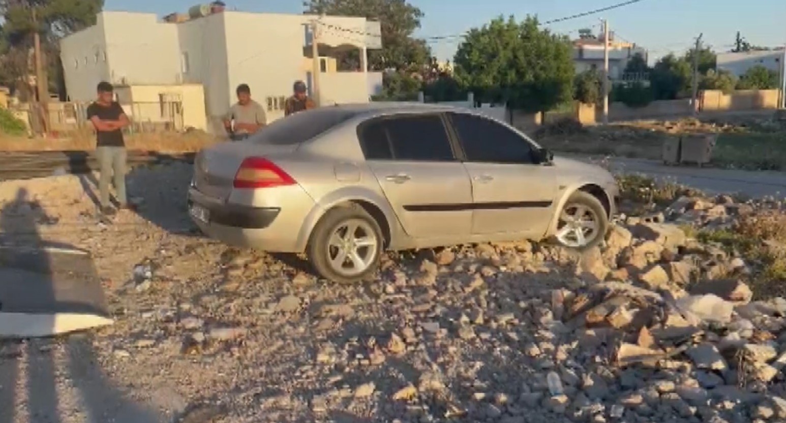 Şanlıurfa’da park halindeki aracın çukura düşmesi kamerada