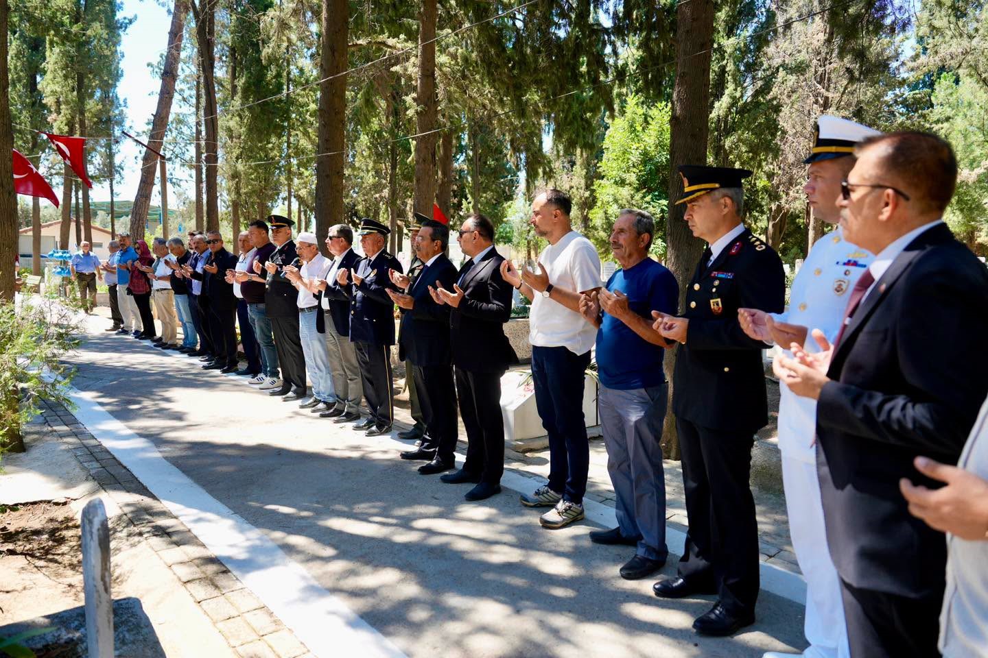 Burhaniye de Şehitlikler ziyaret edildi